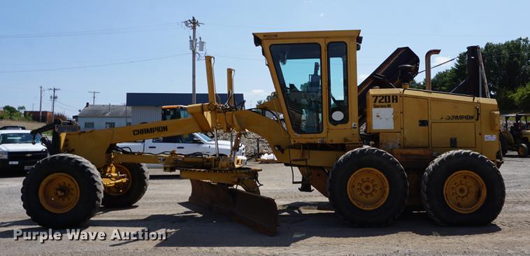 image for item DD7852 1995 Champion 720A Series III motor grader