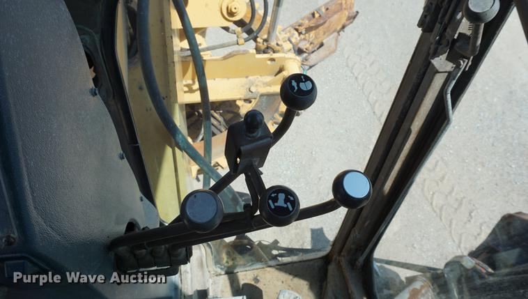 image for item DD7852 1995 Champion 720A Series III motor grader