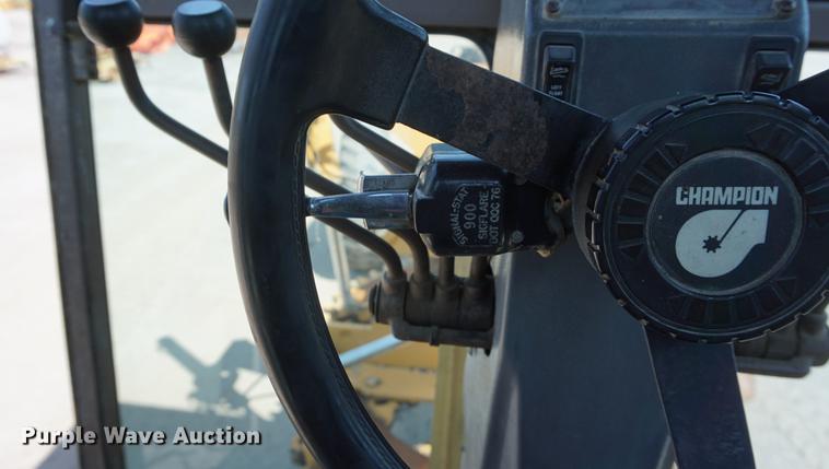 image for item DD7852 1995 Champion 720A Series III motor grader