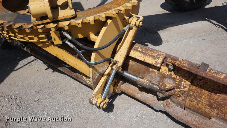 image for item DD7852 1995 Champion 720A Series III motor grader