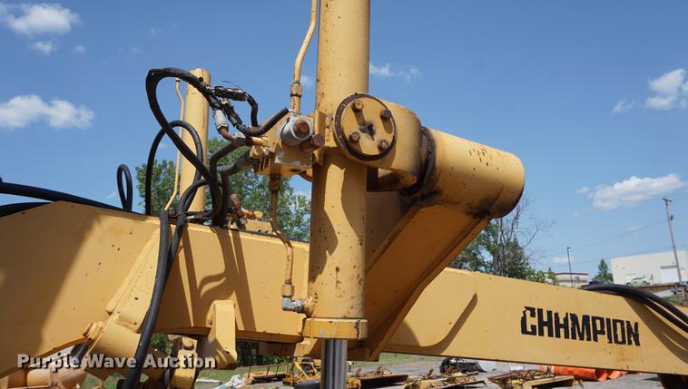 image for item DD7852 1995 Champion 720A Series III motor grader