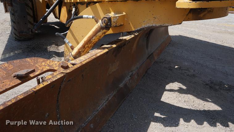 image for item DD7852 1995 Champion 720A Series III motor grader