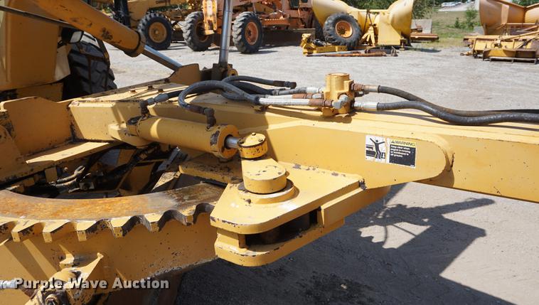 image for item DD7852 1995 Champion 720A Series III motor grader