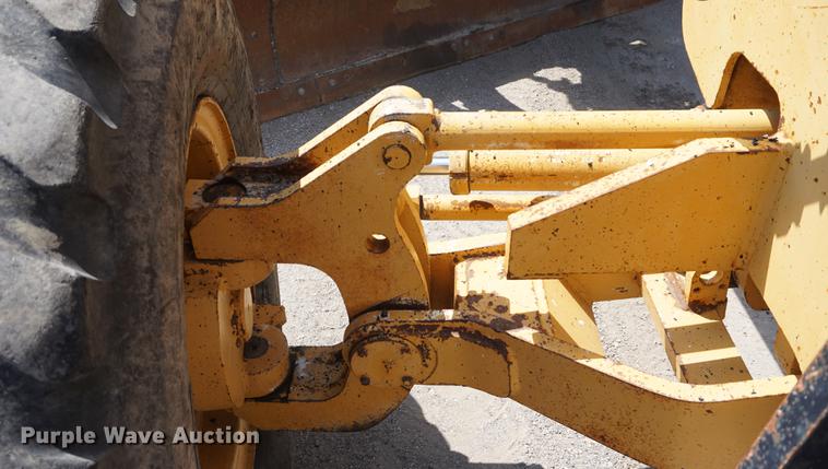 image for item DD7852 1995 Champion 720A Series III motor grader