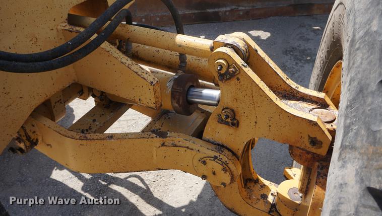image for item DD7852 1995 Champion 720A Series III motor grader