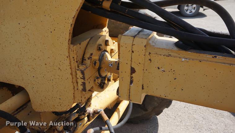 image for item DD7852 1995 Champion 720A Series III motor grader