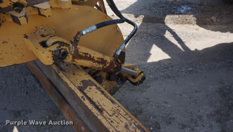 image for item DD7852 1995 Champion 720A Series III motor grader