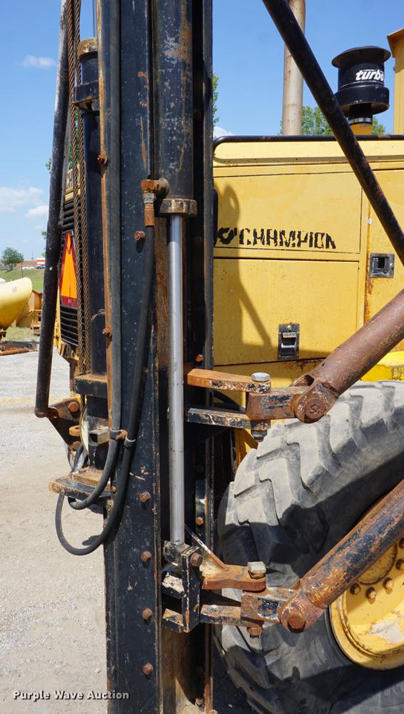 image for item DD7852 1995 Champion 720A Series III motor grader