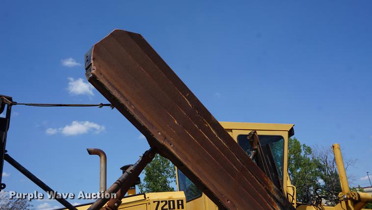 image for item DD7852 1995 Champion 720A Series III motor grader