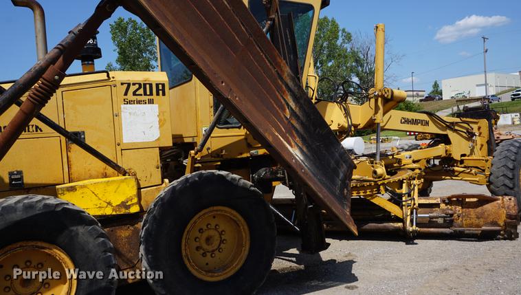 image for item DD7852 1995 Champion 720A Series III motor grader