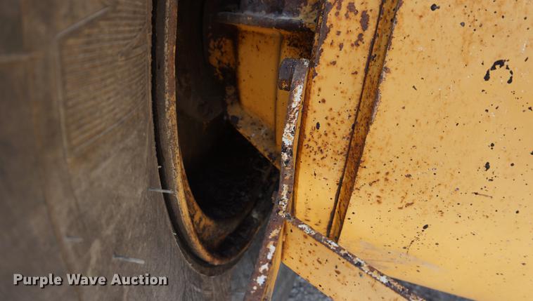 image for item DD7852 1995 Champion 720A Series III motor grader