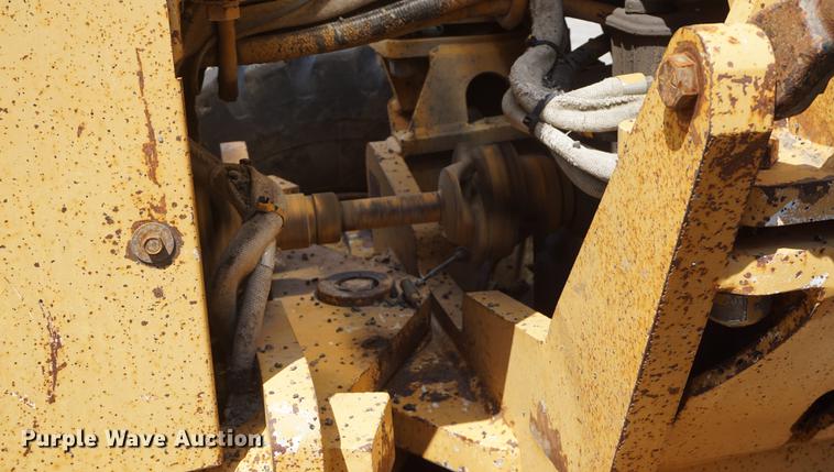 image for item DD7852 1995 Champion 720A Series III motor grader