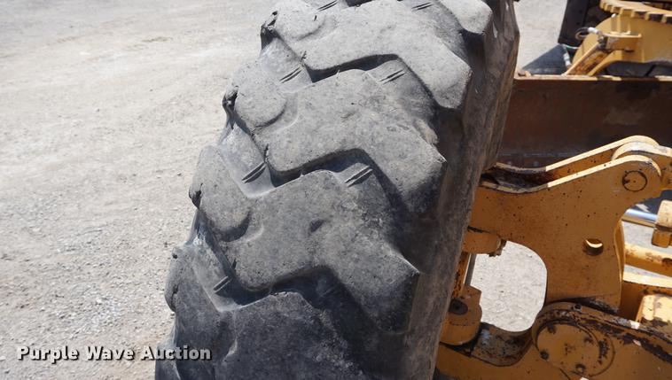 image for item DD7852 1995 Champion 720A Series III motor grader