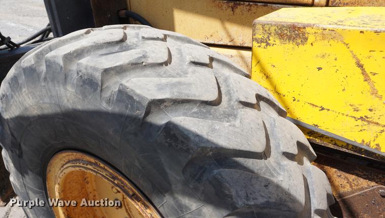 image for item DD7852 1995 Champion 720A Series III motor grader