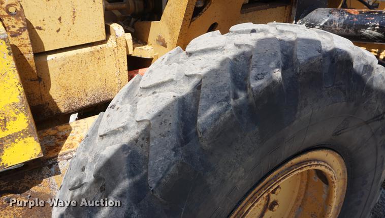 image for item DD7852 1995 Champion 720A Series III motor grader