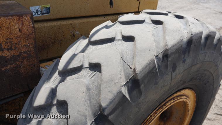 image for item DD7852 1995 Champion 720A Series III motor grader