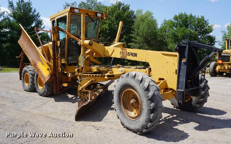 image for item DD7854 1995 Champion 720A Series III motor grader