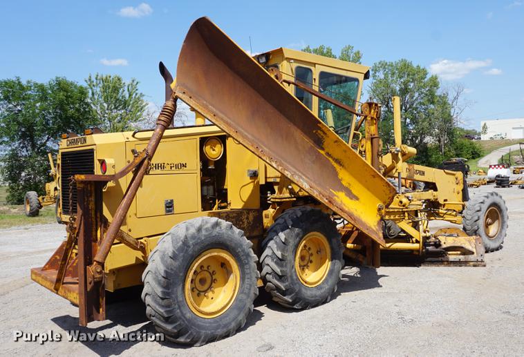 image for item DD7854 1995 Champion 720A Series III motor grader