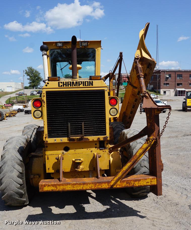 image for item DD7854 1995 Champion 720A Series III motor grader
