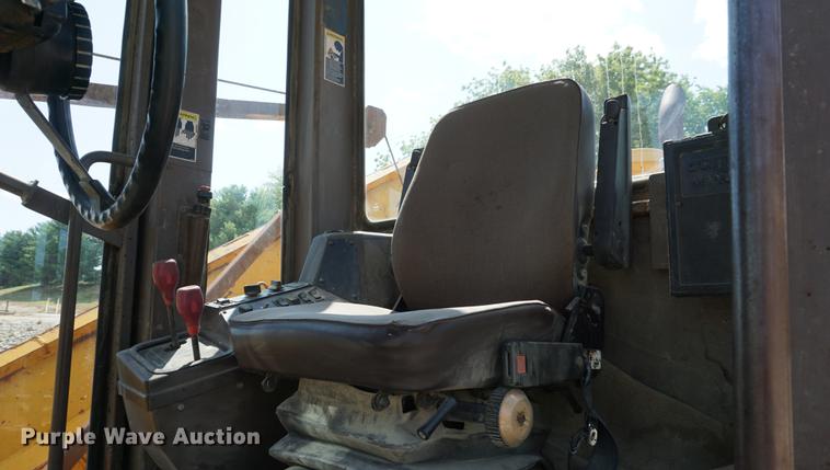 image for item DD7854 1995 Champion 720A Series III motor grader