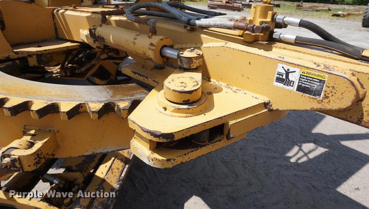 image for item DD7854 1995 Champion 720A Series III motor grader