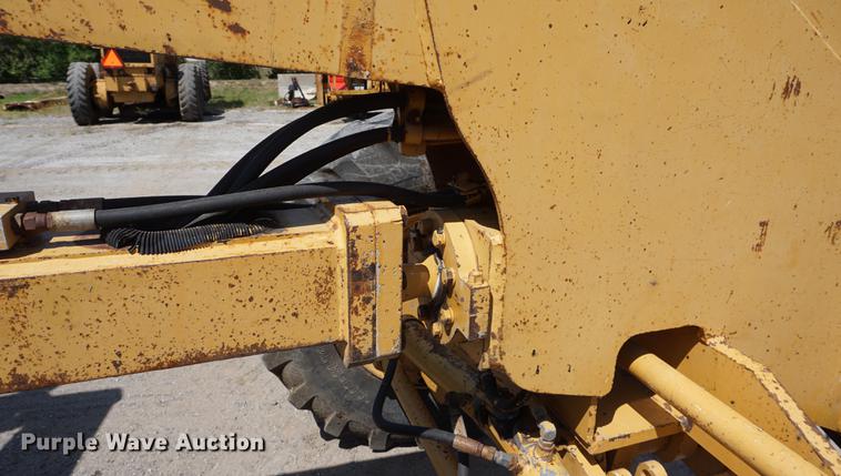 image for item DD7854 1995 Champion 720A Series III motor grader