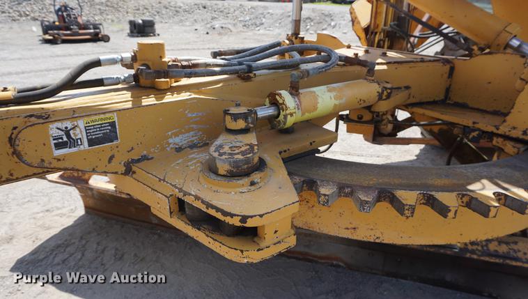 image for item DD7854 1995 Champion 720A Series III motor grader