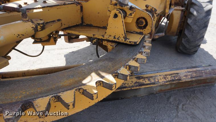 image for item DD7854 1995 Champion 720A Series III motor grader