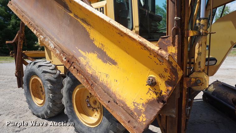 image for item DD7854 1995 Champion 720A Series III motor grader