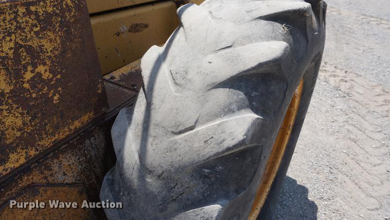 image for item DD7854 1995 Champion 720A Series III motor grader