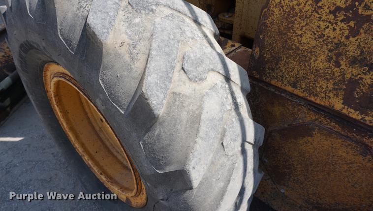 image for item DD7854 1995 Champion 720A Series III motor grader