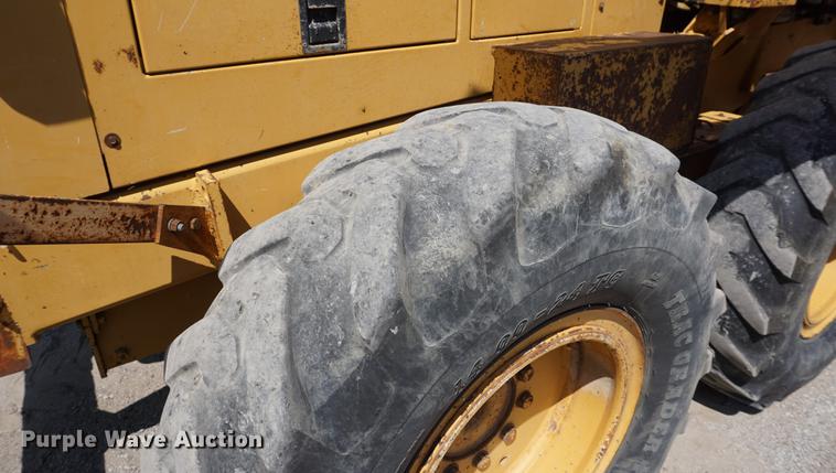 image for item DD7854 1995 Champion 720A Series III motor grader