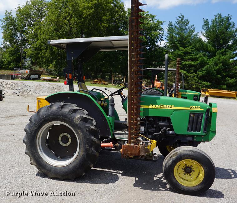 image for item DD7857 2002 John Deere 5320 tractor
