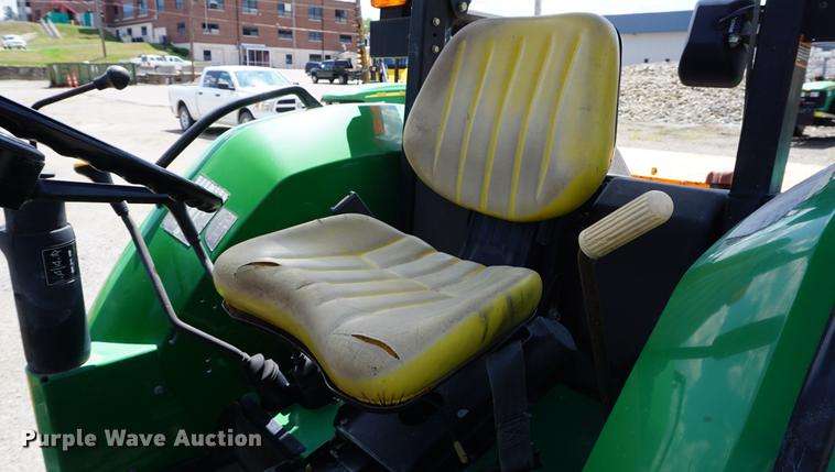 image for item DD7857 2002 John Deere 5320 tractor