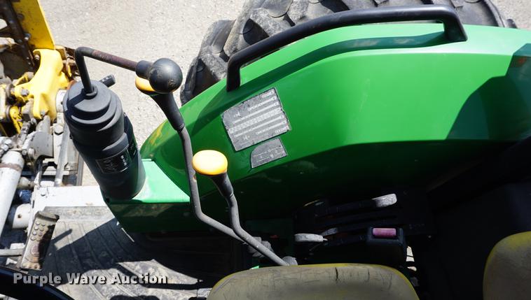 image for item DD7857 2002 John Deere 5320 tractor