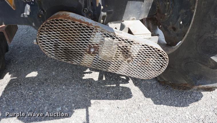 image for item DD7857 2002 John Deere 5320 tractor