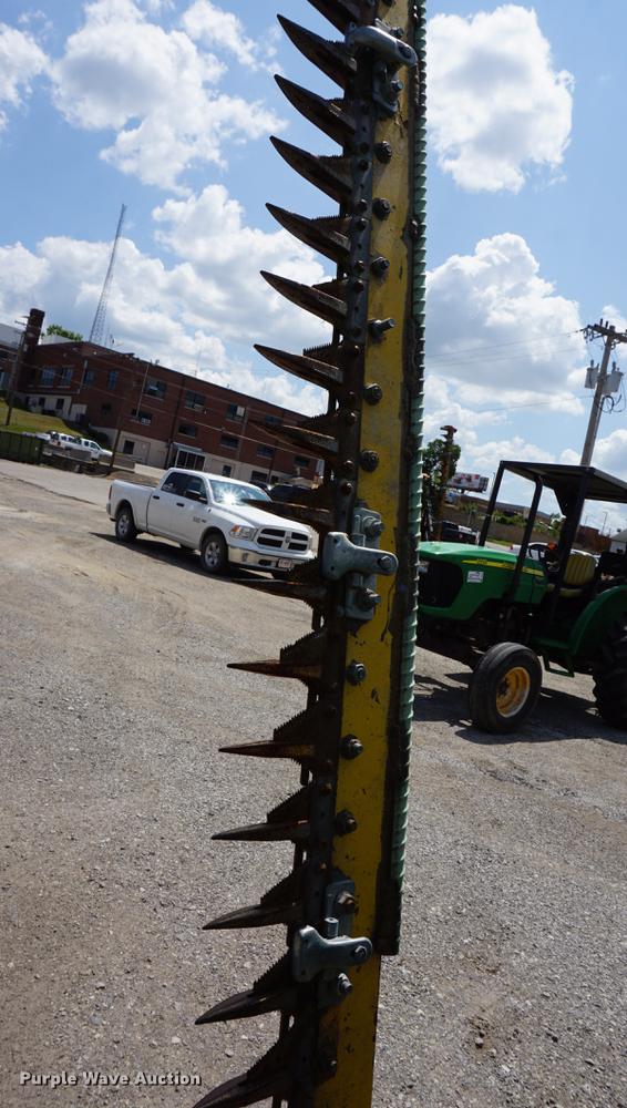 image for item DD7857 2002 John Deere 5320 tractor