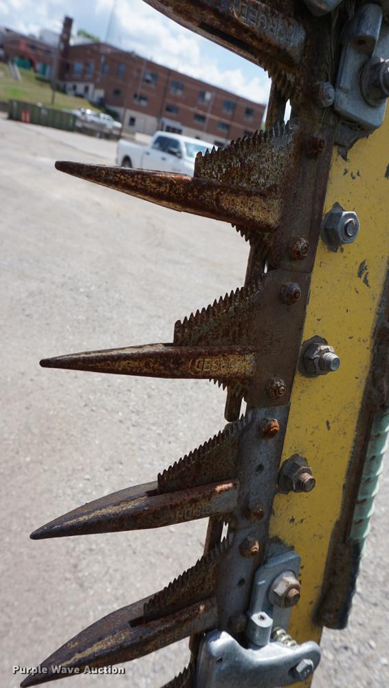 image for item DD7857 2002 John Deere 5320 tractor