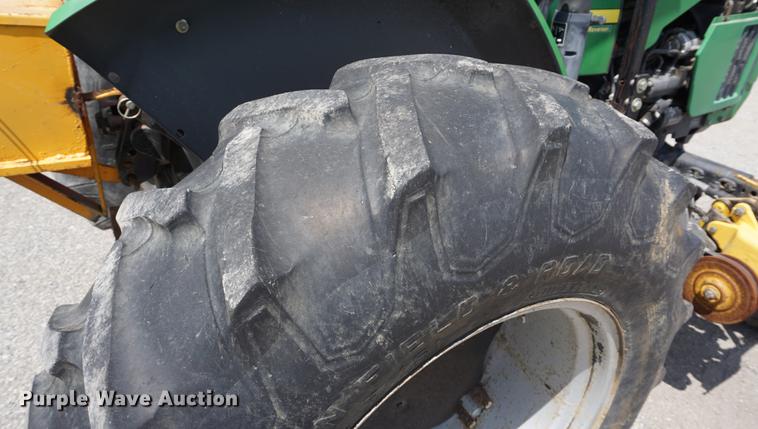 image for item DD7857 2002 John Deere 5320 tractor