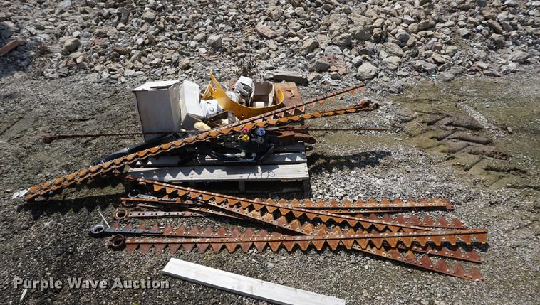 image for item DD7857 2002 John Deere 5320 tractor