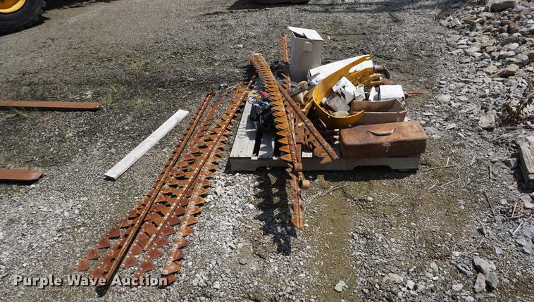 image for item DD7857 2002 John Deere 5320 tractor