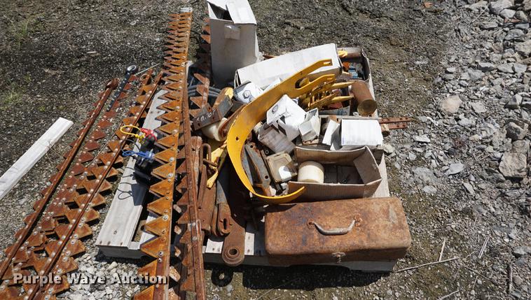 image for item DD7857 2002 John Deere 5320 tractor