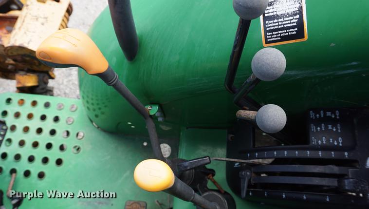 image for item DD7858 2007 John Deere 5225 tractor
