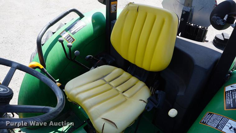 image for item DD7859 2006 John Deere 5325 tractor