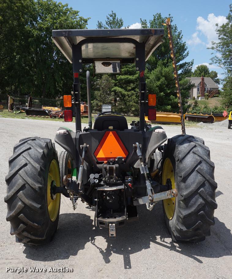 image for item DD7861 2006 John Deere 5205 tractor