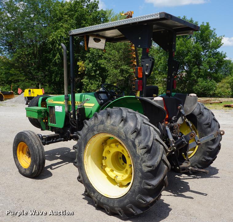 image for item DD7861 2006 John Deere 5205 tractor