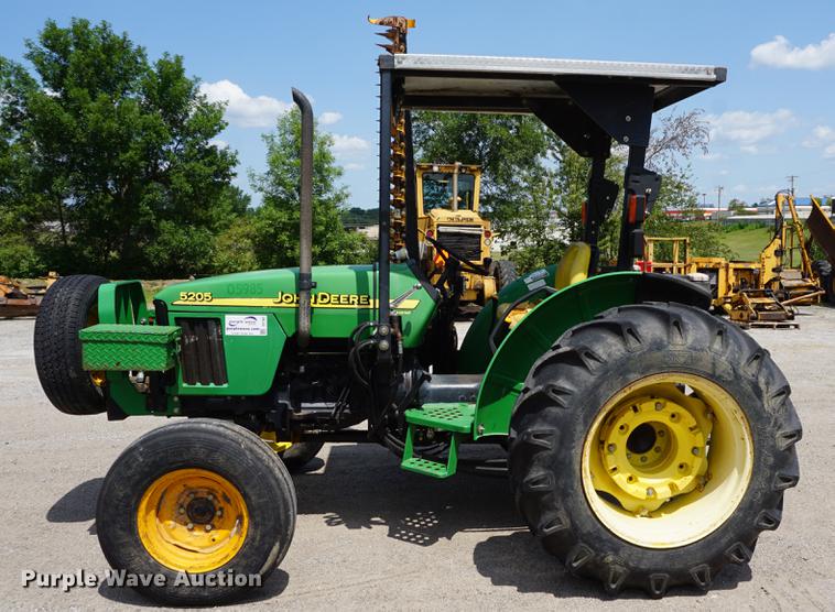 image for item DD7861 2006 John Deere 5205 tractor