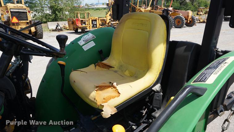 image for item DD7861 2006 John Deere 5205 tractor