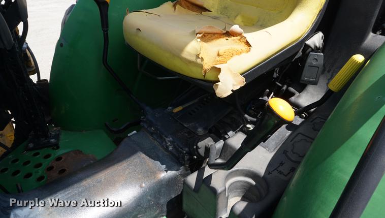 image for item DD7861 2006 John Deere 5205 tractor
