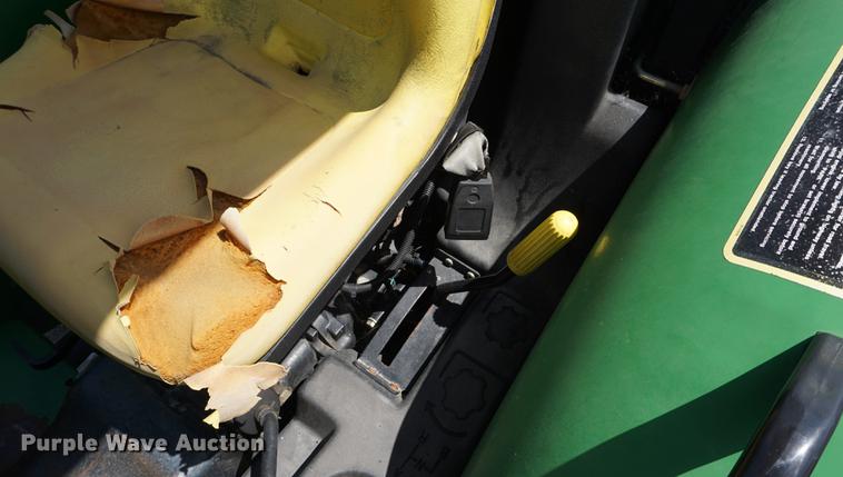 image for item DD7861 2006 John Deere 5205 tractor